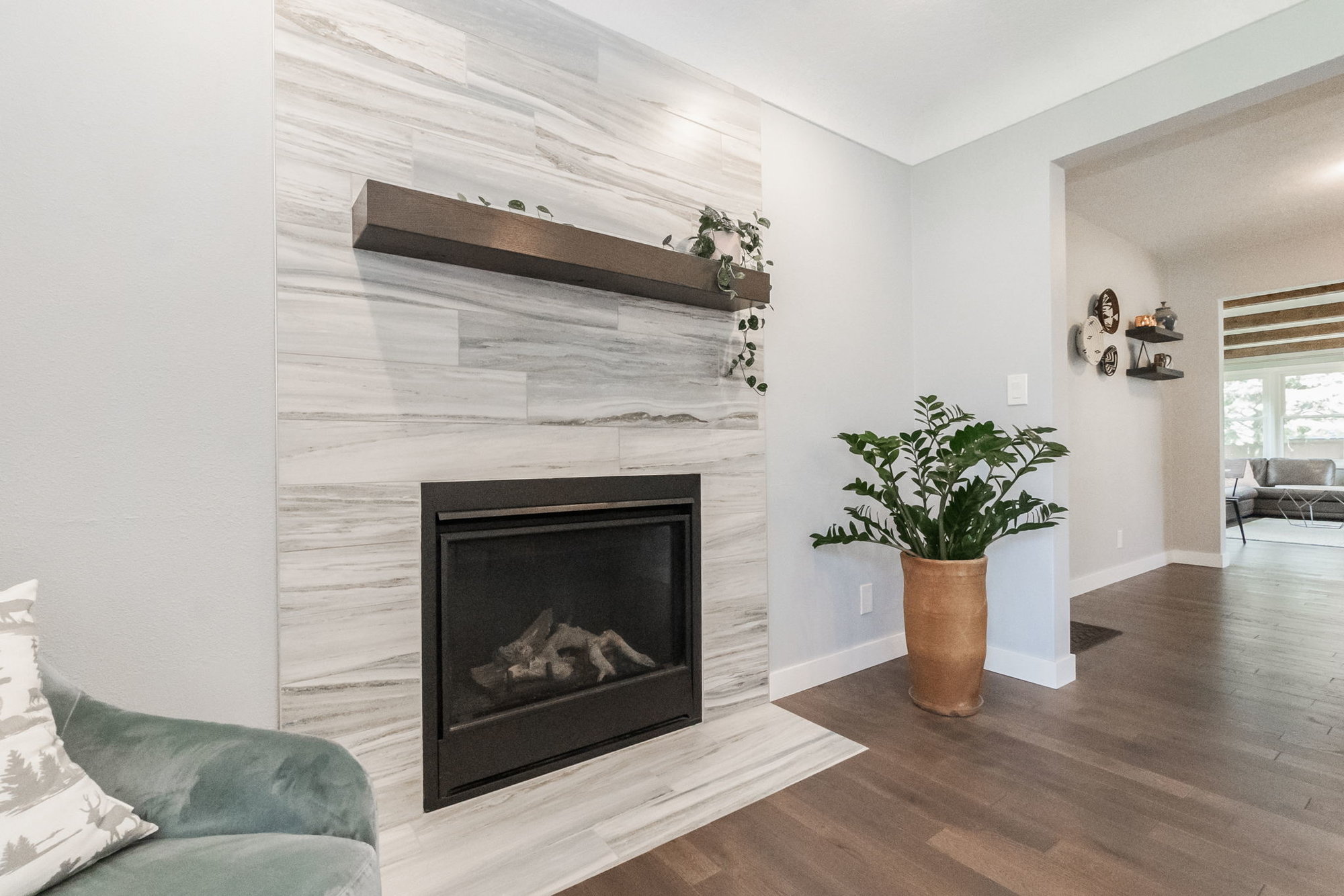Floor to ceiling gas tile fireplace